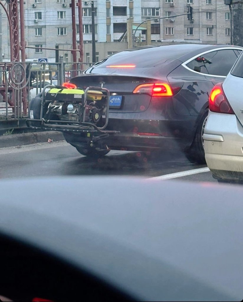 KremlinTrolls's tweet photo. Tesla with a generator on the back in Kyiv https://t.co/8wYURhC2aw