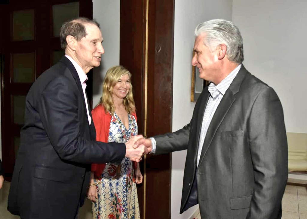 Recibí al senador estadounidense  <a href="/RonWyden/">Ron Wyden</a>, a quien ratifiqué  la voluntad de trabajar de conjunto para mejorar las relaciones bilaterales en beneficio de nuestros pueblos. Le expliqué el impacto que han tenido en la población cubana las medidas extremas del gobierno de EEUU.