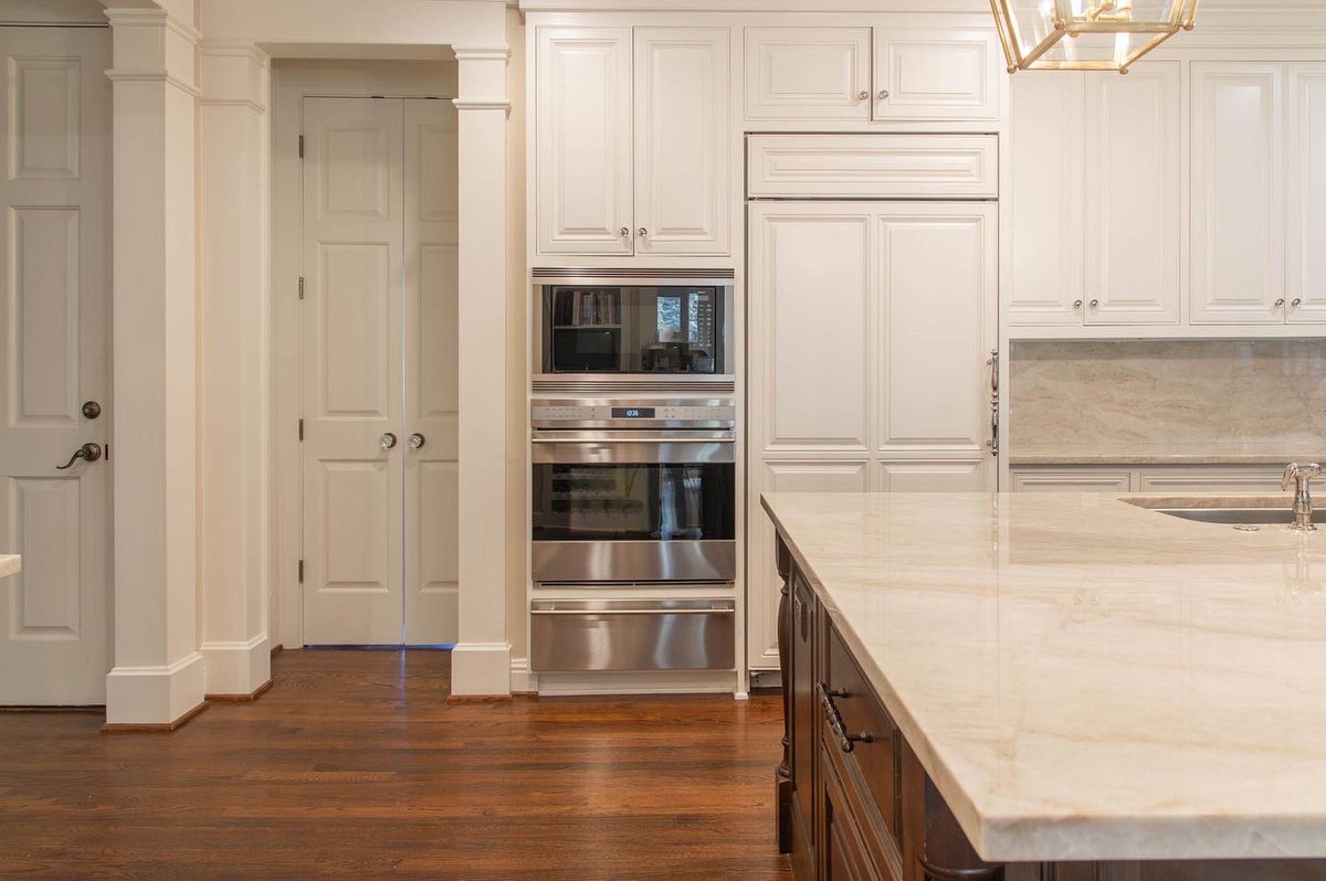 Loving the dark contrast of the island in this bright kitchen! #bloomfieldoriginals #nashville #cabinet #interiordesign
#rustickitchen #rusticdesign
#customcabinetry #customcabinets
#kitchendesign #kitchen #Richelieu
#modernkitchen #classickitchen
#kitchenisland #custom