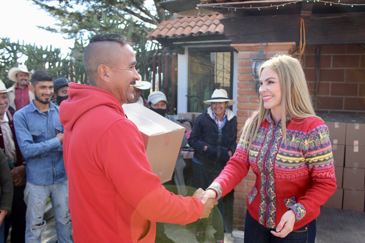 myriamcardenas's tweet photo. ¡Recorro las comunidades del #Distrito45 del #EdoMéx, para desear #FelizAño a la gente que más lo necesita! ¡Mucha salud y éxito para todos!
#DiputadaLocal #AlmoloyaDeJuárez #Temoaya #Otzolotepec #Toluca #MyriamCárdenas #YoSiRegresé @PRI_EDOMEX https://t.co/MBLiCKGpPz