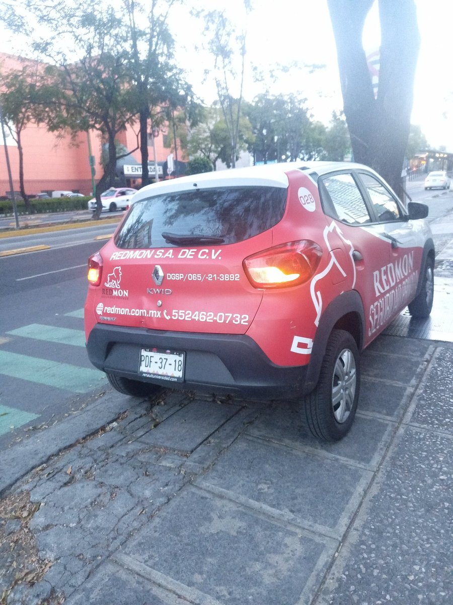 Seguridad??? Para quien?? En la banqueta. <a href="/CaosVialCDMX/">Violencia Vial CDMX</a>
<a href="/OVIALCDMX/">OVIAL_SSCCDMX</a>
<a href="/LaSEMOVI/">Secretaría de Movilidad CDMX</a> <a href="/Peaton_no/">Peatono</a> <a href="/PeatonDelSur/">Peatón del sur</a> <a href="/AlcaldiaAO/">Alcaldía Álvaro Obregón</a>