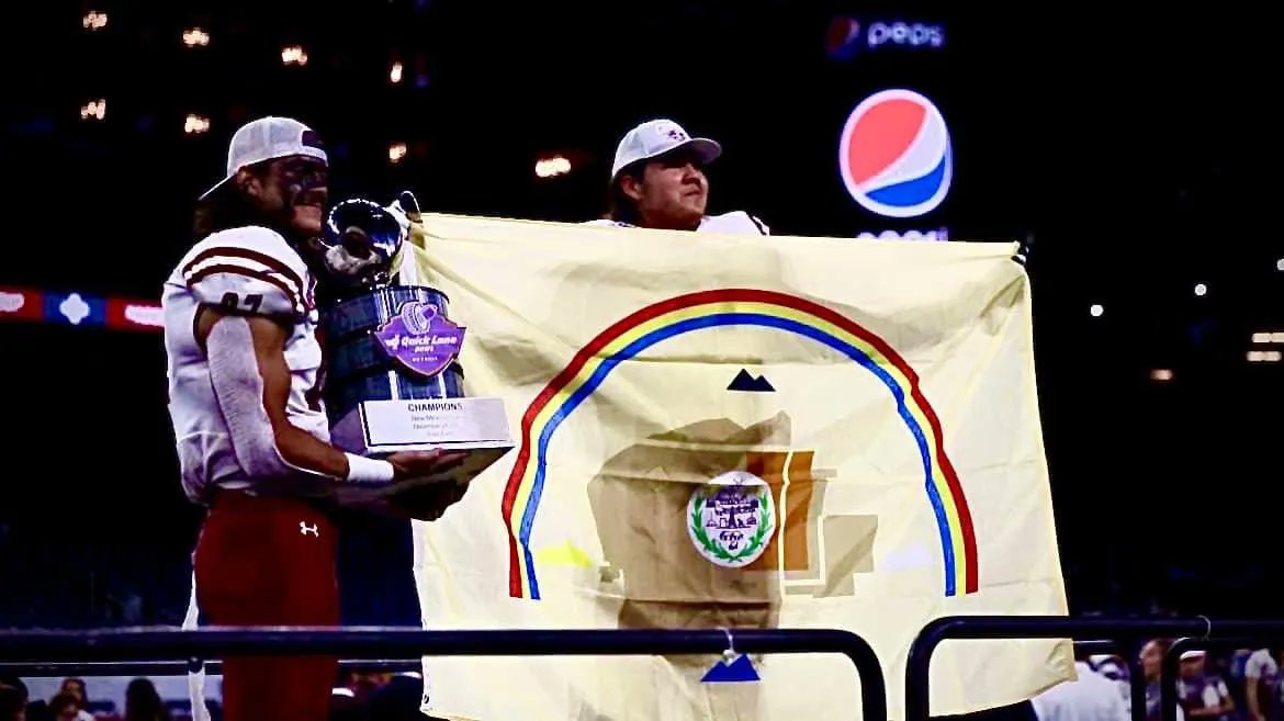 ndnsports's tweet photo. Shout out and congrats to Navajo athletes JJ Jones III and Shiyazh Pete who helped the New Mexico State University Aggies win in the Quick Lane Bowl! This is a first for Navajo Gridiron athletes!
#NativeAthletes #Navajo #NMSU #D1 https://t.co/G88Pj7GpdM