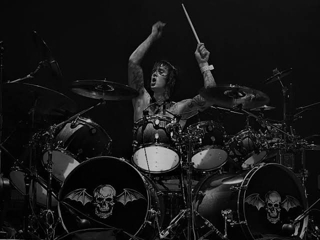 Tramamos's tweet photo. 🕊 Há exatos 13 anos perdíamos Jimmy "The Rev" Sullivan, baterista do Avenged Sevenfold. 💔 #RestInPeaceJimmy https://t.co/yzgSE7hLvb