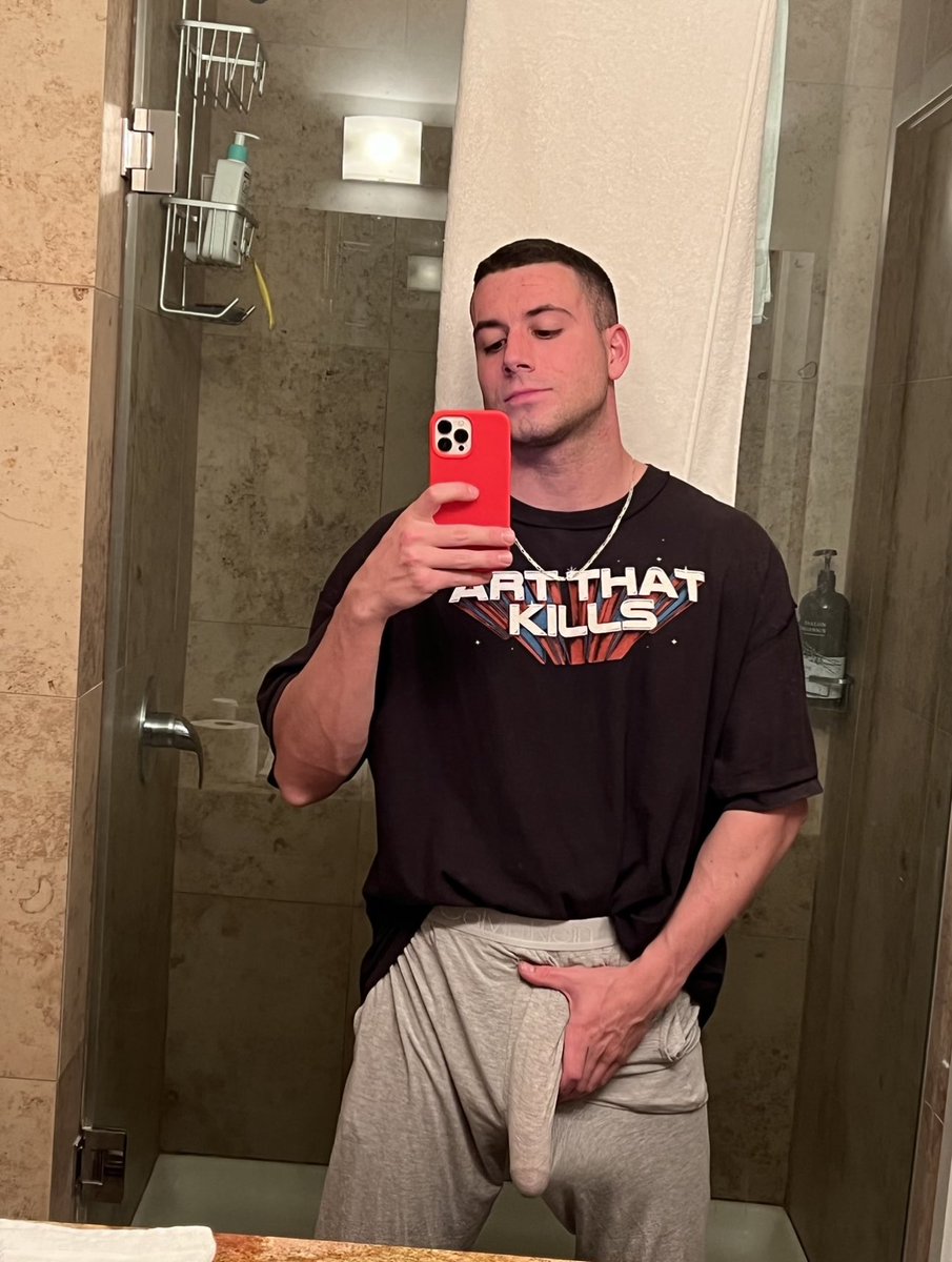 Gym now but workout in my bed later?👀 t.coQGIRQM2mnW 