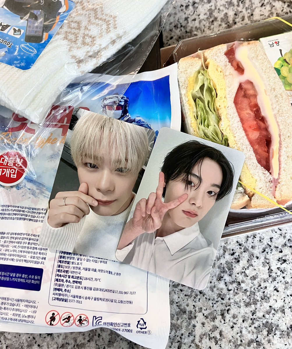 bdd_dng's tweet photo. 문빈 산하 가요대제전 
공방포카 넘 귀여워요.. ♡ https://t.co/VimHNv0x59