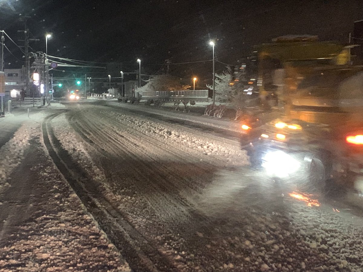 monomochiya's tweet photo. 雪の降り方が凄いかな？
坂道登れない車が多い
タイヤは空回りでは走らないよ
アクセル全開？　進む訳無いわ

#郡山市 https://t.co/gQUlvBG0RQ