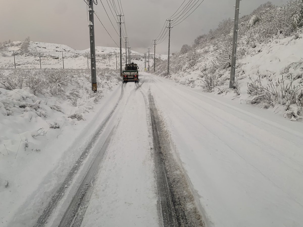 monomochiya's tweet photo. 雪の降り方が凄いかな？
坂道登れない車が多い
タイヤは空回りでは走らないよ
アクセル全開？　進む訳無いわ

#郡山市 https://t.co/gQUlvBG0RQ