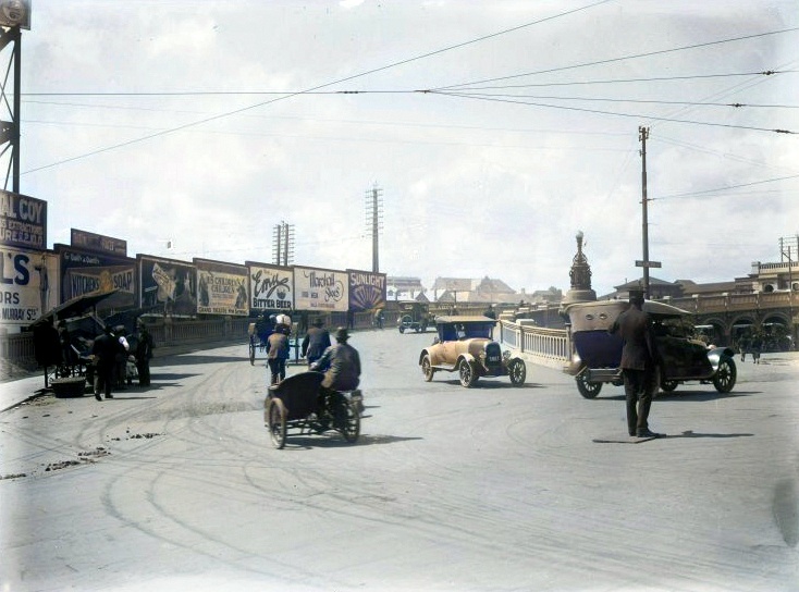 ColourMePerth's tweet photo. Horseshoe Bridge, Policeman standing in middle of Wellington and William Streets intersection, sidecar, 1924. #Perth #colourised https://t.co/3TIJQ8qA7s