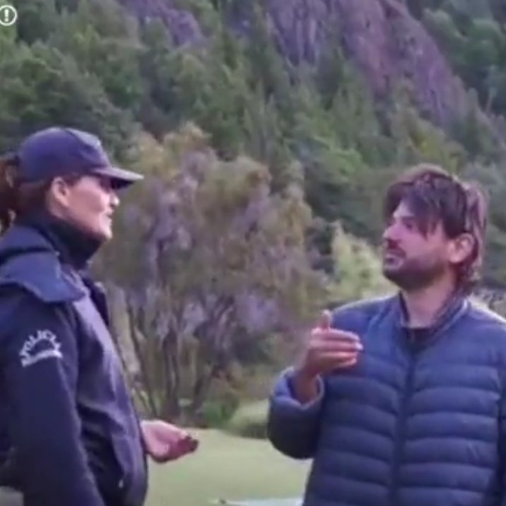 "Te mandan a vos porque sos mujer" le dice el Machito Mantenido de Juan Grabois a una Mujer Policía, justo el, que no tiene huevos para entrar a la Propiedad de Lewis solo y se lleva a 80 piqueteros, incluyendo a una Mejor Embarazada, para que le cuiden el culo .....