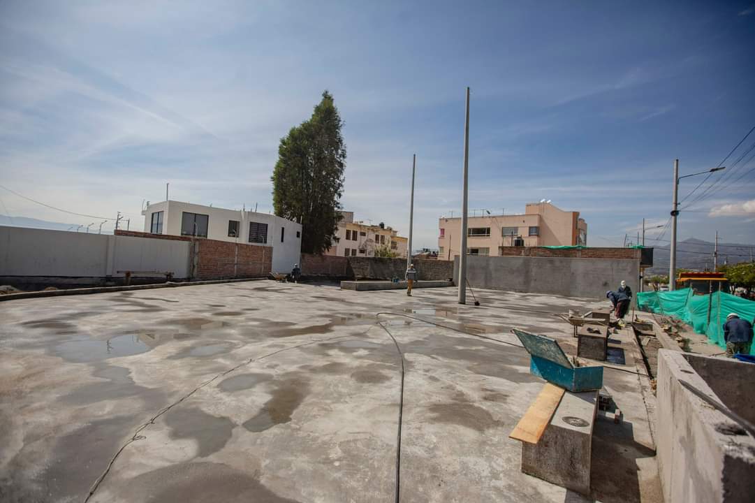 NapoCadena's tweet photo. Arranca la construcción de la nueva área recreativa del barrio La Alborada, al norte de la ciudad. Gimnasio al aire libre, juegos infantiles, jardineras, iluminación y más componentes son parte de este proyecto que beneficiará a 300 familias del sector.
#Construimosprogreso https://t.co/Zvw2QiJFcD