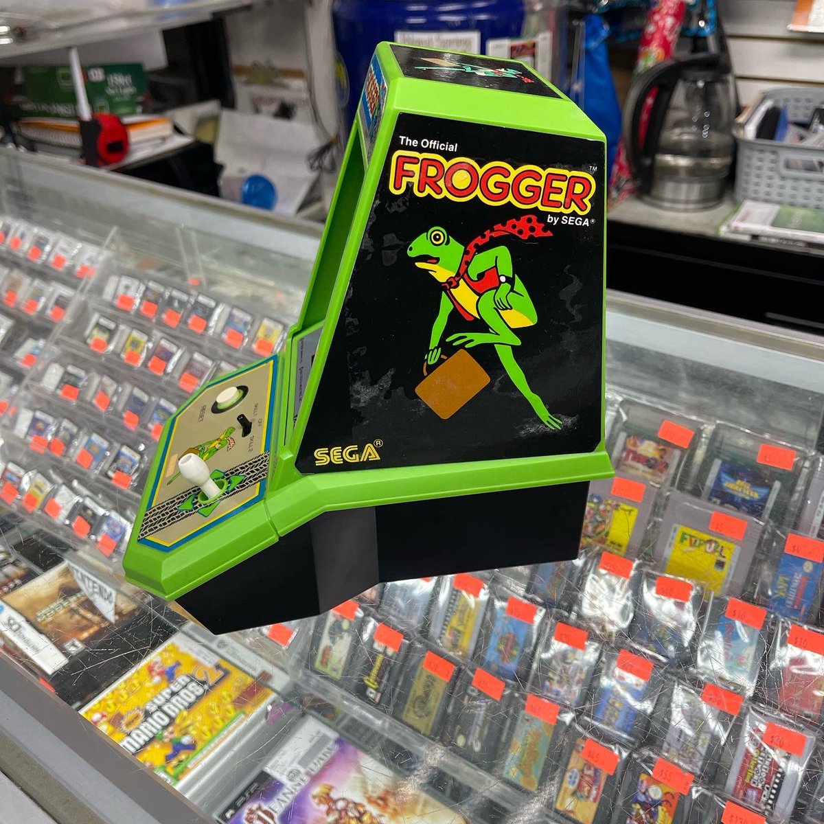 bklynvideogames's tweet photo. Vintage 1982 Frogger Tabletop mini arcade game 🥹
#frogger #theofficialfroggerbysega #tabletoparcade #retroshop #reyrogaming #brooklynvideogames #bvg https://t.co/Ox7Pjr7Vnf