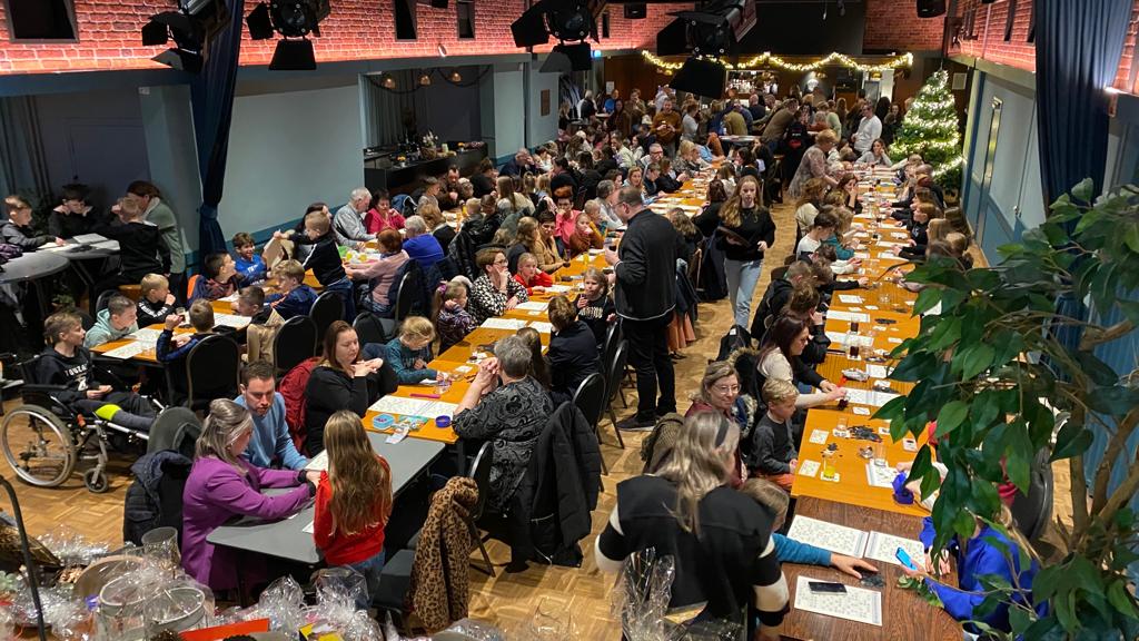 Femiliekiene waas erg gezellig en zier drök. Geslaag dus✅️