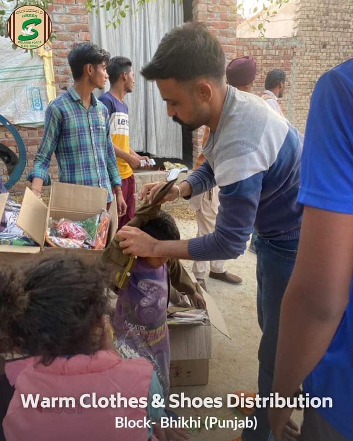 Sargun71397216's tweet photo. Let us help these needy people overcome this hardship by donating winter clothes and other essential items. With the inspiration of @Gurmeetramrahim the volunteers of @DeraSachaSauda provide winter clothes, blankets and other essential items to the needy every winter. #WinterCar https://t.co/8G5uSKWozT
