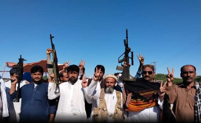 Bintebaloch2's tweet photo. @BalochistanPost احتجاج کرنا ہر شہری کا جمہوری حق ہےلیکن ہتھیار اٹھا کر احتجاج کی اجازت کسی کونہیں
گوادرمستقبل میں پاکستان کامعاشی شہر ہو گاوہاں ایک ایسی ��نتشاری تحریک اٹھنااور پاکستان کے اندر موجود دشمنوں کااس کی حمایت کرناسیدھامطلب ہے کہ پاکستان کی معیشت کو تباہ کرنےکی سازش ہے
#GwadarUnderSiege https://t.co/WilUTKY4Qh
