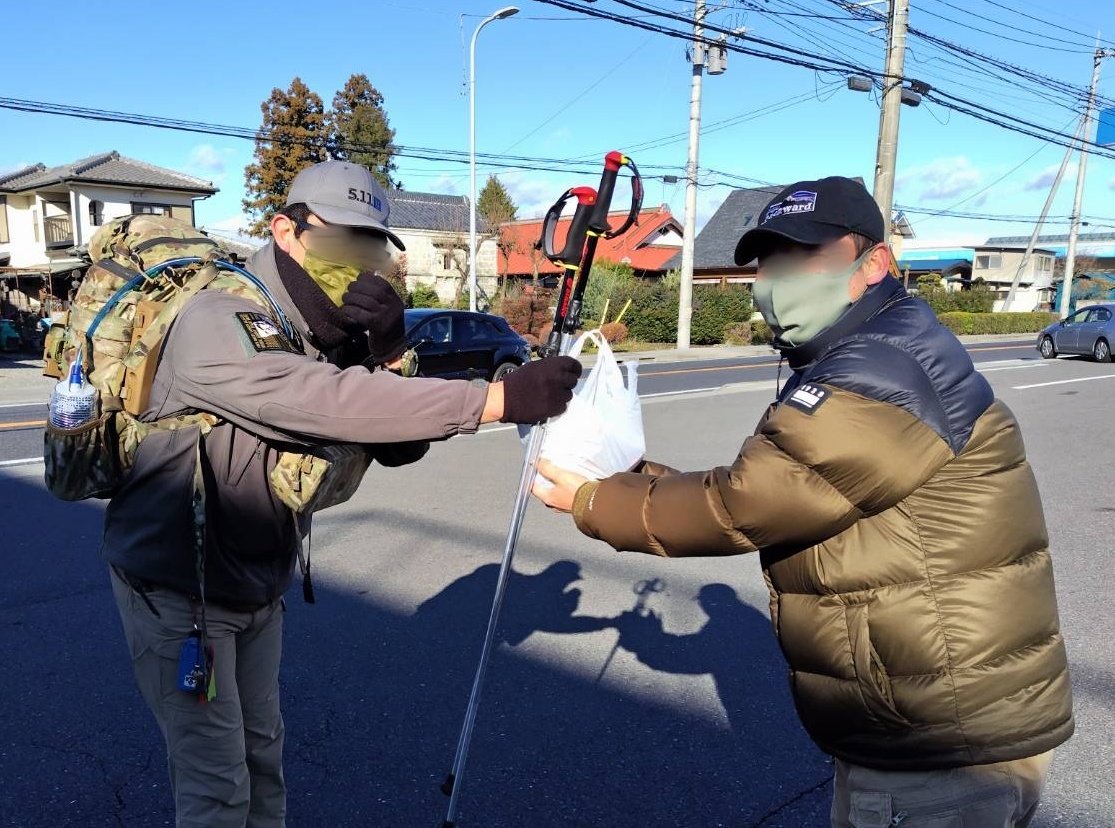 camoufla_bunny's tweet photo. 【12月29日午前】
後方作業群はコミケ200km徒歩前進中のやすなが氏にドリンク等を贈呈し、激励しました。
撮影(@343Regiment)
#後方作業群
#backwardoperationgroup https://t.co/A2WHnHRO7a