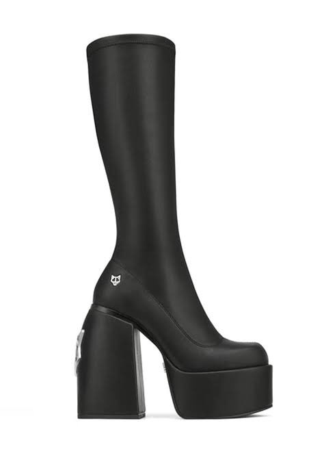 canciondebruma's tweet photo. Las botas que quiero /// las botas que aguantan mis patas https://t.co/EARVyBkmCs