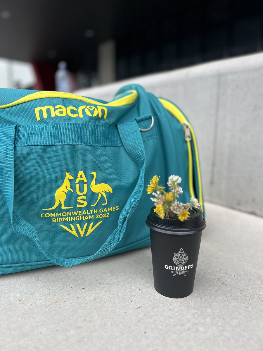 kayescottboxer's tweet image. How’s that?! Got gifted some flowers by the 4 year old boy watching me train outside at the park! 😂
#creativity #startingyoung #flowersgetthegirls