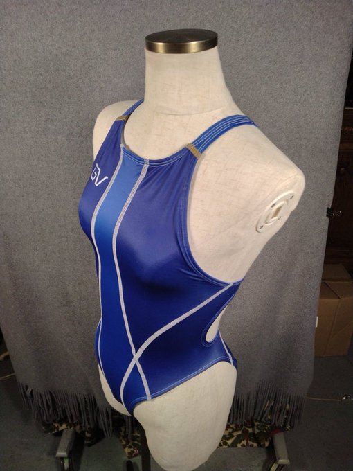 【冬コミ情報🦉】
冬コミで販売する新作水着のデザイン画と実物写真を公開です!
セットのアクリルスタンド絵も合わせてご紹介! 