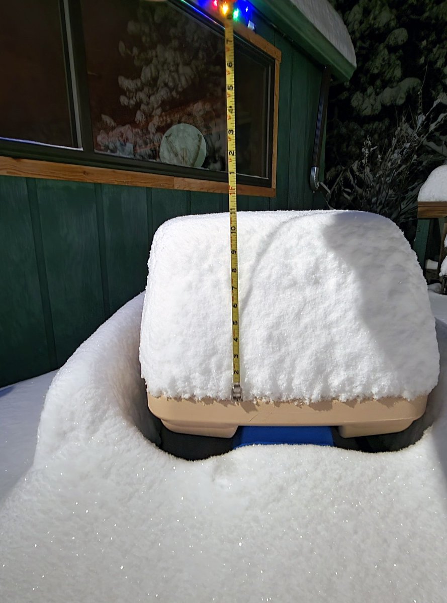 BruceBarnum's tweet photo. Just hit 11.0" of #snow here in #goldenCO #cowx @NWSBoulder @weather5280 Since we just passed the 7 hour mark since accumulation began, that is an average of over 1.5" per hour so far. Very impressive production! https://t.co/YaSt58TlcF