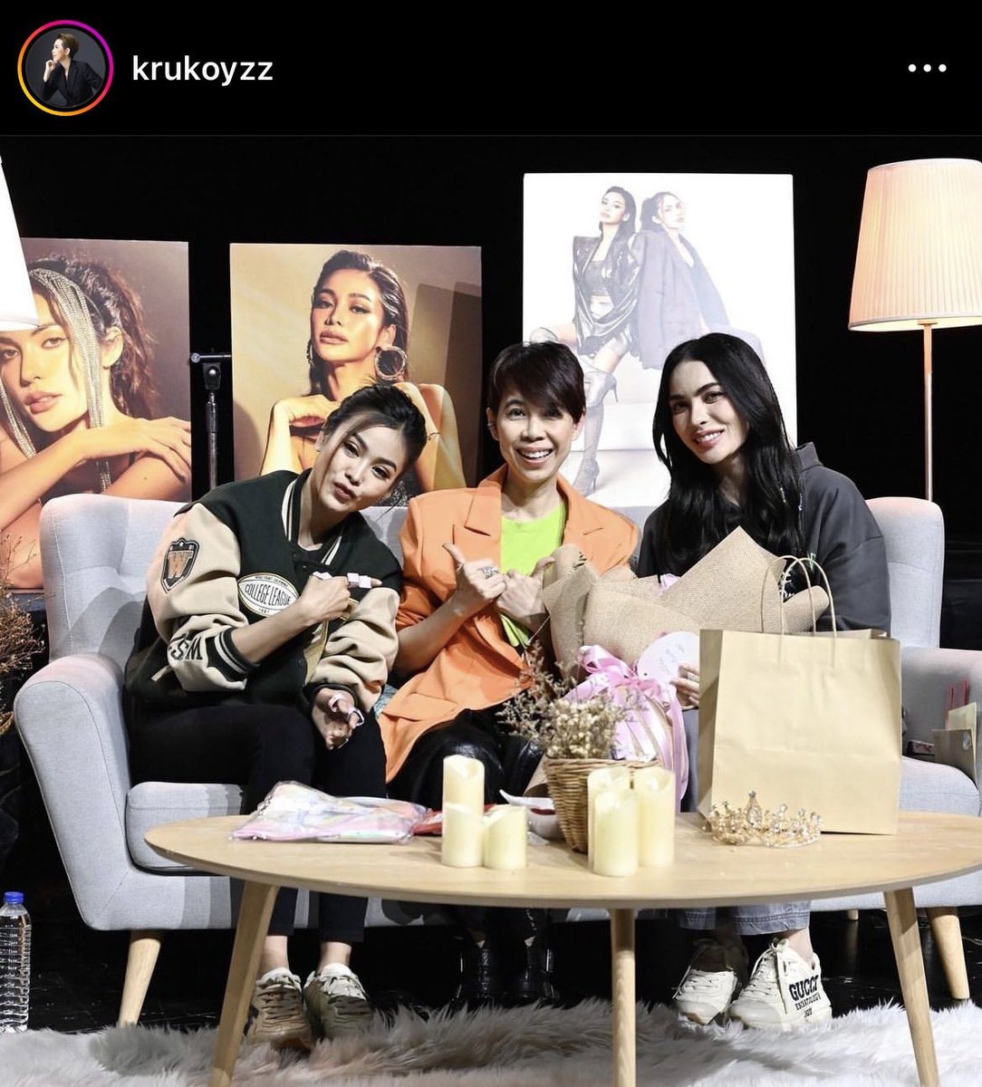 ECloveEC's tweet image. ครูก้อย : มาให้กำลังใจ Meeting #อิงล็อต คอนเสิร์ตเพลงคู่ 15 เพลง ร้องสดทุกเพลง

ก้าวข้ามแล้ว หนูทำได้ อยู่ใกล้คนเก่ง
อย่างพี่อิงฟ้า บวกกับความตั้งใจที่หนูมี
ทำให้มีพัฒนาการก้าวกระโดด #ชาล็อตออสติน
ทั้งร้องเต้น สคริปต์ลื่นไหล เอ็นเตอร์เทน
พูดคุยกับคนดู ครบมากเอาอยู่ #อิงฟ้ามหาชน