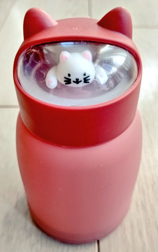 「奥さんからは、ストールと謎の猫魔法瓶貰った今年の冬はストール使おうあと、夫に葉巻」|mochiko姉の憂鬱のイラスト