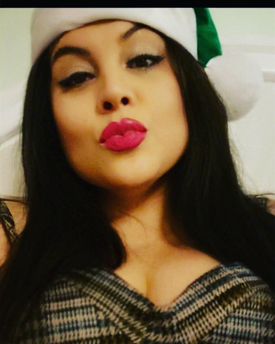 savydls79's tweet photo. #Christmas2022 #hugs #MerryXmas #merryandbright 🖤💋 https://t.co/o4HZ8WaDLW
