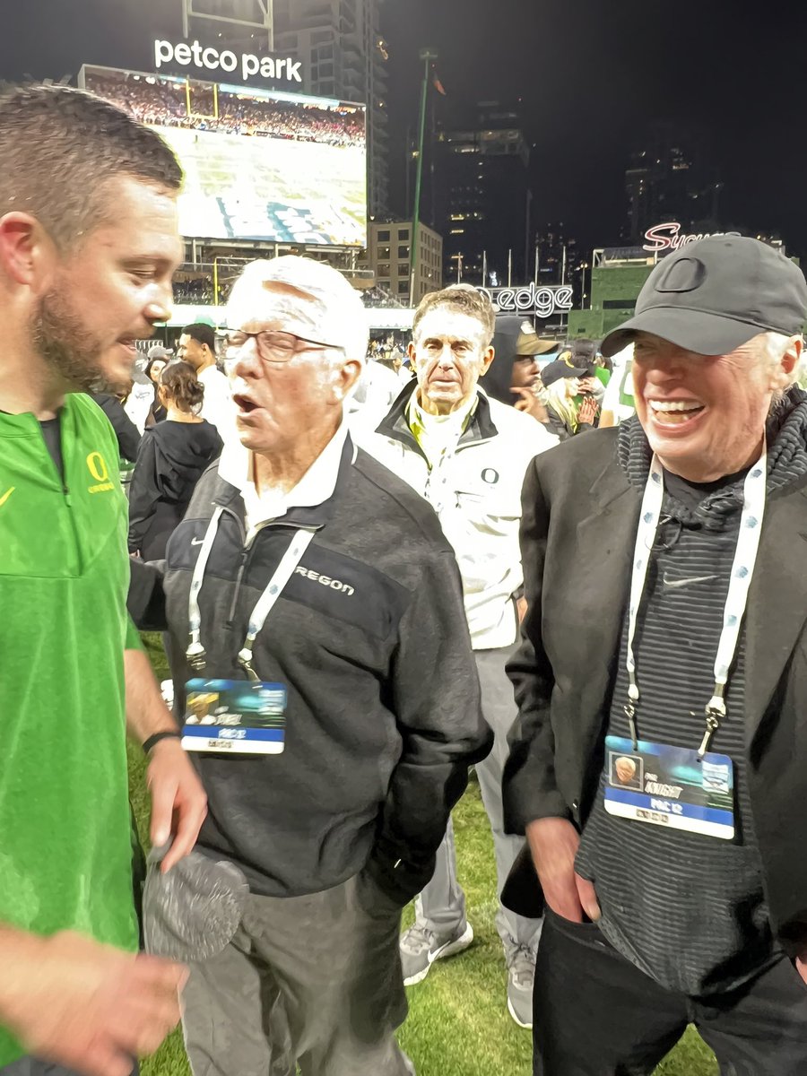 CoachDanLanning's tweet photo. Go Ducks! Thank you to the 🐐! Unbelievable Team Win!!! https://t.co/fDjMAXmdbG