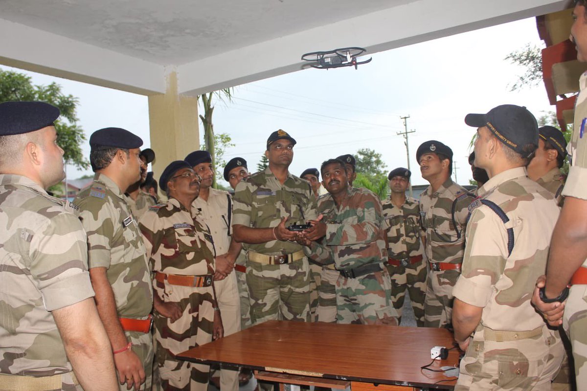 PRODefPune's tweet photo. To achieve greater synergy &amp; coordination between #IndiaArmy and Paramilitary Forces, #FirstToStrike Air Defence Brigade organised orientation capsule for #CISF Personnel on Counter Drone measures at #DehuRoad, #Pune.
#SudarshanChakraCorps https://t.co/iiac9zwHSt