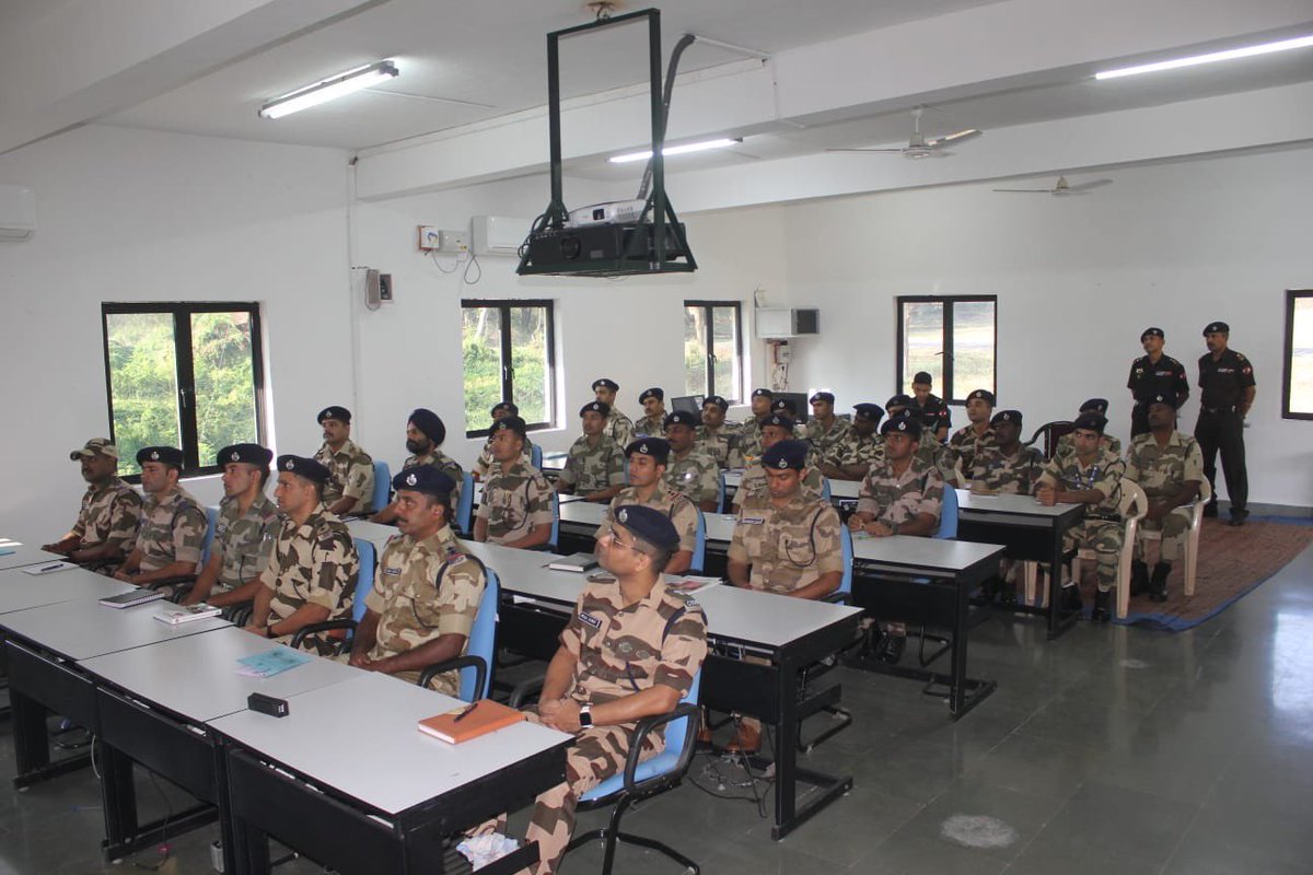 PRODefPune's tweet photo. To achieve greater synergy &amp; coordination between #IndiaArmy and Paramilitary Forces, #FirstToStrike Air Defence Brigade organised orientation capsule for #CISF Personnel on Counter Drone measures at #DehuRoad, #Pune.
#SudarshanChakraCorps https://t.co/iiac9zwHSt