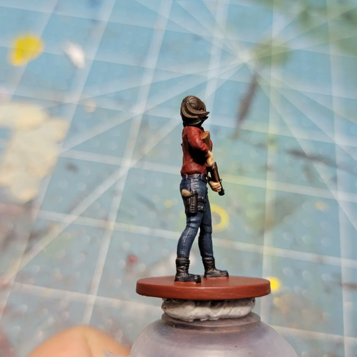 I painted a claire redfield for #hobbystreak day 362. She's my favorite character ever 💖 #claireredfield #residentevil2  #residentevil #reboardgame #re2boardgame #re2 #paintingresidentevil #miniatures #miniaturepainting #minipainting #paintingboardgames