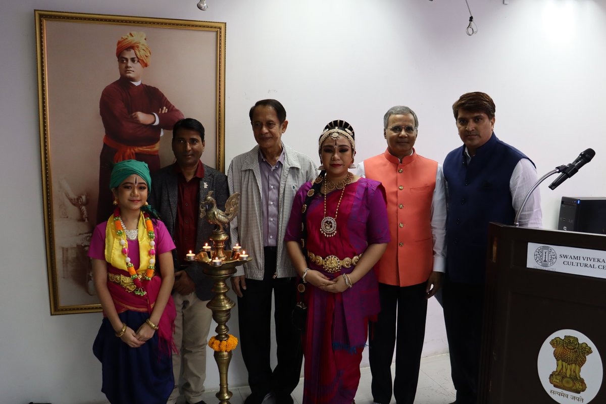 india_narrative's tweet photo. Glimpses of Kuchipudi and Bharatnatyam Dance Recital organised by SVCC, Embassy of India, Bangkok on 24th December 2022 at SVCC Bangkok. People witnessed beautiful performances by Thai Artists, Sarinya Emradee and Natiya Premruethai
#IndiaNarrative #IndianCulture #DancesOfIndia https://t.co/ETOMudxTmT