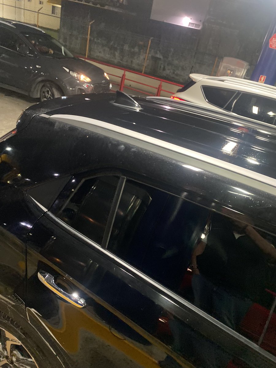 baluturru's tweet photo. Todavía le dije a él “encargado” Roberto cuando mi camioneta salió tooooda manchada no hay problema hazme el reembolso y me llevo así mi camioneta y mamonamente me dijo que no podía hacer reembolso que quedaría bien y pues estos son los resultados 🤬 @daytonatampico  #tampico https://t.co/kjiMqcu8GB