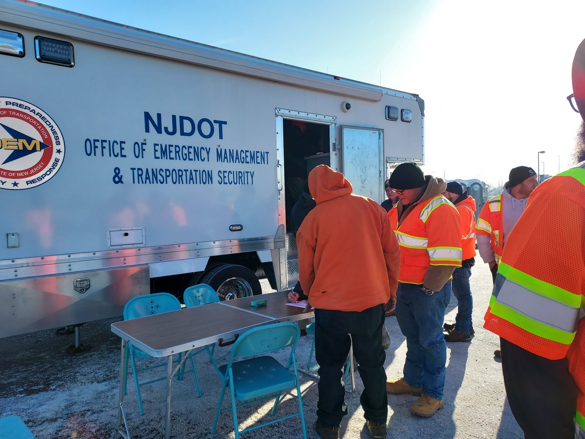 ReadyNJ's tweet photo. The @NewJerseyDOT is on the move!  Approximately 45 personnel &amp; 35 support vehicles began their journey today from MetLife Stadium to Erie County, New York which was impacted by a major snowstorm this past weekend. Learn more https://t.co/fHtxgBDaje 

#ReadyNJ #NJDOT #Buffalo https://t.co/PgIC71dwWx