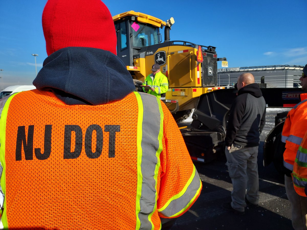 ReadyNJ's tweet photo. The @NewJerseyDOT is on the move!  Approximately 45 personnel &amp; 35 support vehicles began their journey today from MetLife Stadium to Erie County, New York which was impacted by a major snowstorm this past weekend. Learn more https://t.co/fHtxgBDaje 

#ReadyNJ #NJDOT #Buffalo https://t.co/PgIC71dwWx