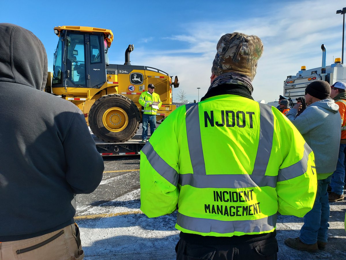 ReadyNJ's tweet photo. The @NewJerseyDOT is on the move!  Approximately 45 personnel &amp; 35 support vehicles began their journey today from MetLife Stadium to Erie County, New York which was impacted by a major snowstorm this past weekend. Learn more https://t.co/fHtxgBDaje 

#ReadyNJ #NJDOT #Buffalo https://t.co/PgIC71dwWx
