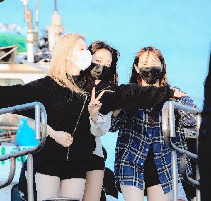 twelveclips's tweet photo. happy #5YearsWithCHUU π€
#loona #yves #heejin #jinsoul #chuu https://t.co/kxKu69ZH6D