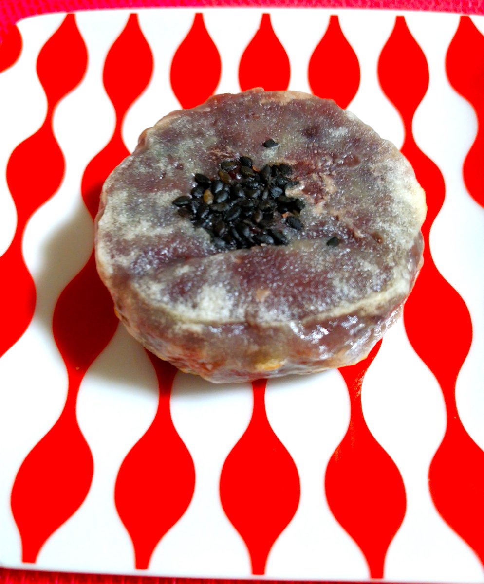 こんにちは
永代供養の心風舎が
正午をお知らせします

江戸時代から変わらぬ味
「きんつば」です
刀の鍔の形をしています
なので丸い形で真ん中に
刀身を通すための穴にみたてて
ごまが振ってあります
おいしいです
売っているところが限定されて
いますのでわりと入手困難
なんですよね
＃おやつ