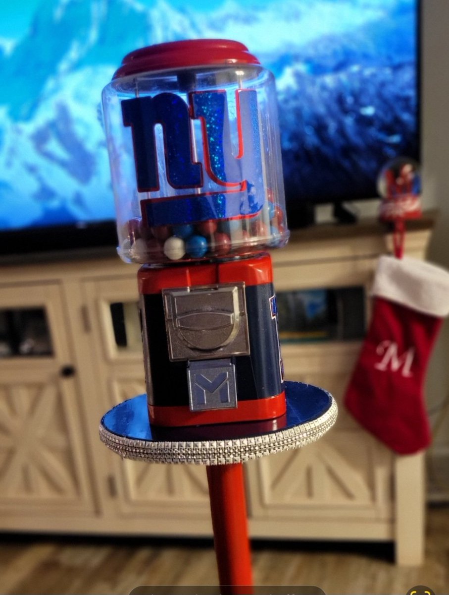 KenBooker8's tweet photo. Thankful and open for business. When she knows how to put a smile on your face! @Giants #bubblegummachine https://t.co/Vk7ikfTgF8