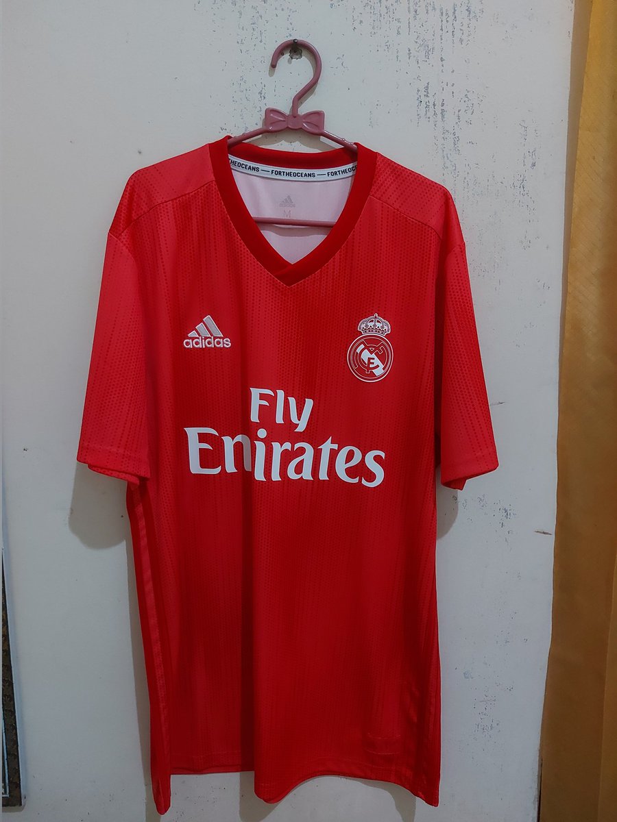 AriBahar's tweet photo. Bismillah 
#WTS jual Jersey real madrid 3rd 2018/2019 original (mint). Mulus 
Ukuran M  (53x74)
Kondisi rengat riau. Ready tokped .wa 089603860287 #jersey4sale 
250k angkut
(Koleksi pribadi) https://t.co/IiJp6E93Uc