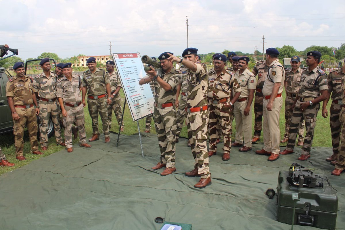 IaSouthern's tweet photo. To achieve greater synergy &amp; coordination between #IndiaArmy and Paramilitary Forces, #FirstToStrike Air Defence Brigade organised orientation capsule for #CISF Personnel on Counter Drone measures at #DehuRoad, #Pune.
#SudarshanChakraCorps https://t.co/zmiX1qQym6