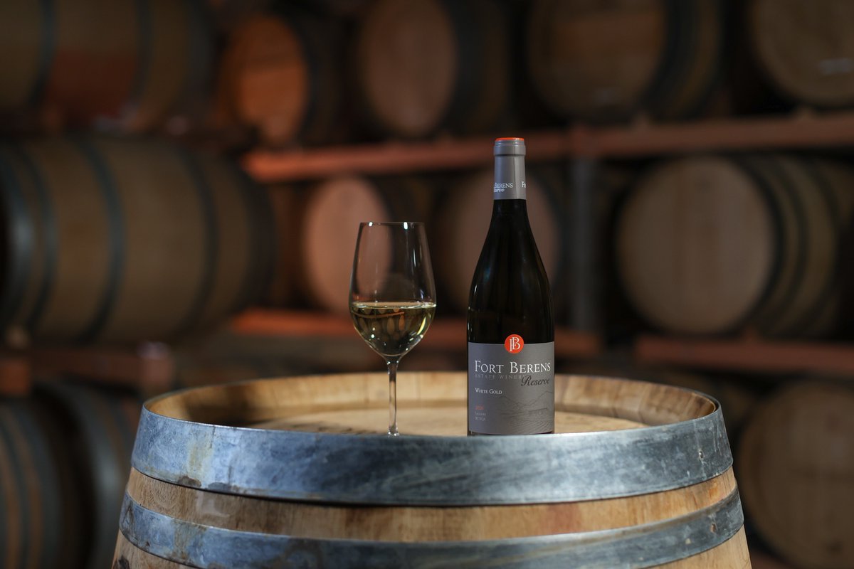 If you are in the Vancouver area, drop in to Legacy Liquor Store on Thursday from 4-7:00pm. Our amazing Wayne will be there pouring tastings of our Meritage and White Gold Reserve Chardonnay. You may find the perfect wine to welcome in 2023. #bcwine