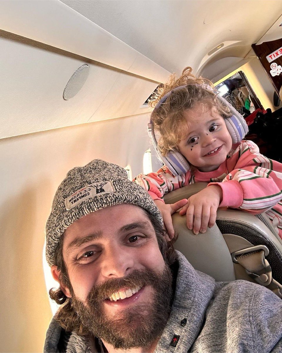 ThomasRhett's tweet photo. Ski town bound with the makeup queen 🤘 https://t.co/IJBcpW0fLV