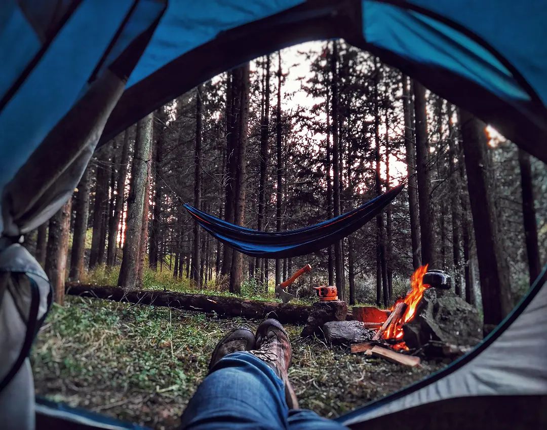 Live for the moments you can’t put in words! 🌲⛰ Credits to @ilkerei  Get inspired with @TheWorkerAnt🗺
#outdoorcooking #outdoorcookingrocks #campfire #campfirecooking #bushcraft #bushcraftkitchen #bushcraftcooking #outinthewild #bushcraftessentials #outdoorcommunity