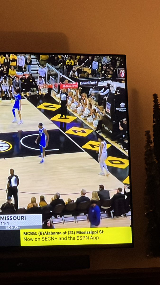 sydneysims98's tweet photo. @MizzouHoops’ court is giving Waffle House https://t.co/jt2XfcjMgF