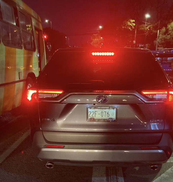 Les cuento la historia de impunidad y terror en la CDMX 😨🚘😱 Me chocó una camioneta (Toyota gris, rav 4 híbrida con placa 22F-076) cuando intentaba darse a la fuga después de aventar a un motociclista en Río Churubusco y viaducto Río Piedad.