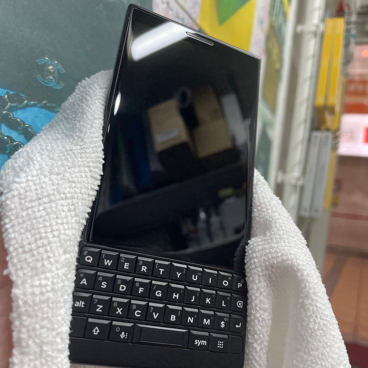 coating_factory's tweet photo. BlackBerry KEY2
ガラスコーティング
格好いい🔥
#BlackBerryKEY2
#BlackBerry
#スマホコーティング
#スマホガラスコーティング
#大阪 #高槻 #茨木 #枚方 #京都
#高槻センター街
JR高槻駅・阪急高槻市駅徒歩5分
- https://t.co/S9rwsr972T