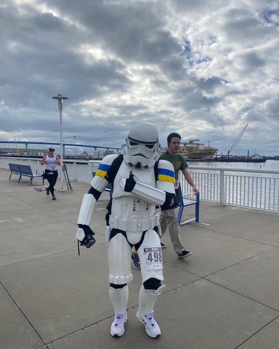 Nasara_Gargonnu's tweet photo. β¦a little #SiriusFitness warmup followed by the @HolidayBowl #5k! ππ½ββοΈ ππ»ββοΈ ππ½ @KozEvents @sdccu @BlackMenRun @blackgirlsrun #HolidayBowl #holidaybowl5k #kozevents #sdccu https://t.co/NychBBGHbk
