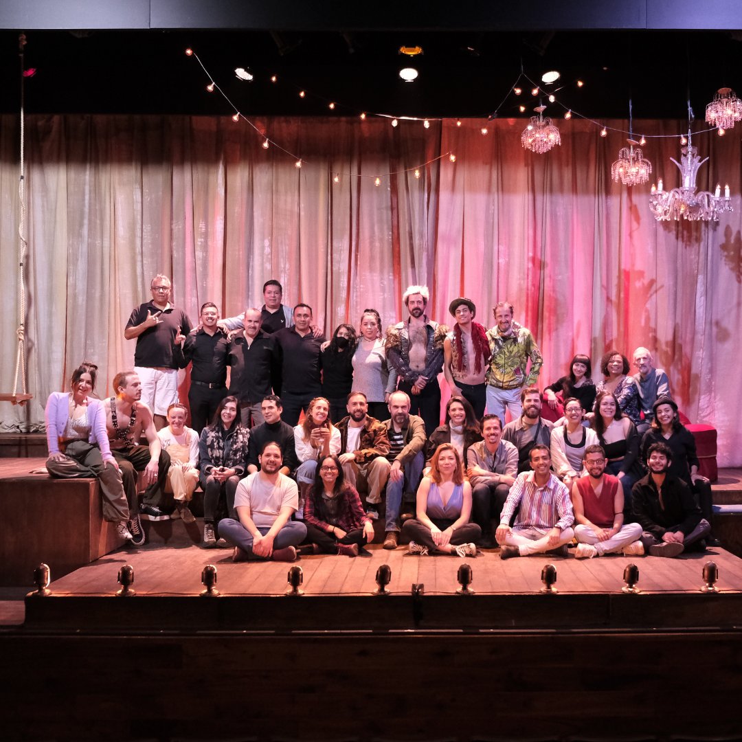 3 producciones, 2 foros, miles de espectadores, 1 familia. 
 
Aquí parte del equipo que hizo posible la residencia de Nocturno Teatro en el Teatro Milán y Foro Lucerna.

#ErnestYBottom
#NocheDeReyes
#VineADecirAdiós

¡Muchas gracias a todxs por formar parte de esta gran familia!