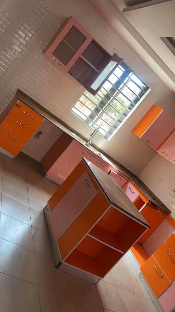 GoCrownTeam's tweet photo. Master bedroom 
Rent 1.5m
Agent 10%
Legal 10%
Caution 100k
Service charge 250k Generator will be provided
Sitting room is available for every one 
Only 4 people in the house 🏡
Osapa London estate 🏡
Tel; 09028251214, 08034265216 https://t.co/QKCZsfItxs