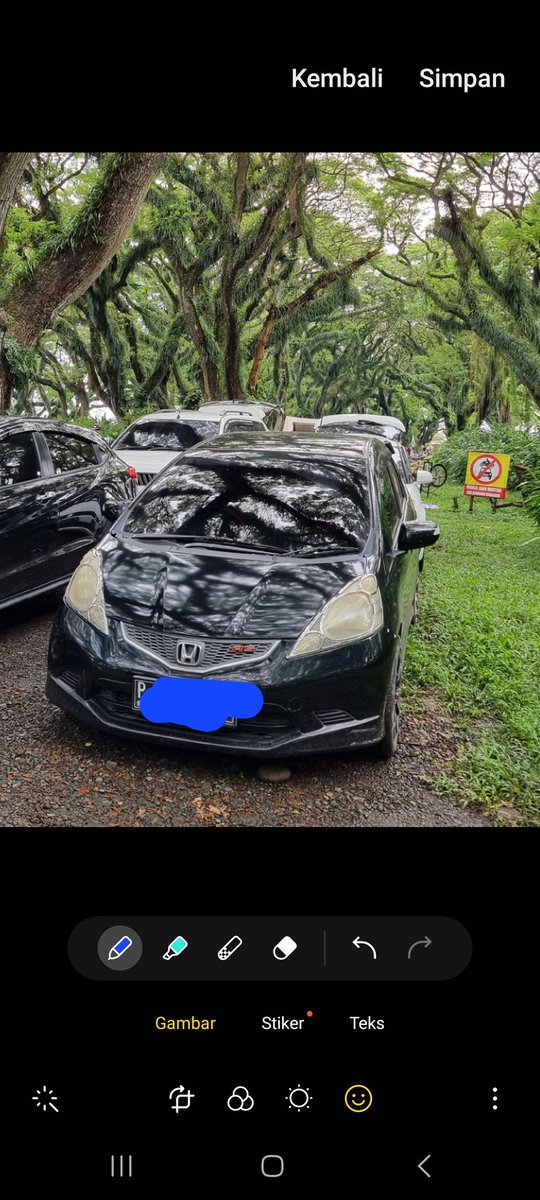 maonk78's tweet photo. Hari ini ke De Djawatan antara larangan mobil masuk ke lokasi (liat pojok kanan atas) dan realita parkir mbl di dalam kawasan 😭😭 #perhutani #savededjawatan @KemenLHK @PerumPerhutani https://t.co/2x8hVox8JE